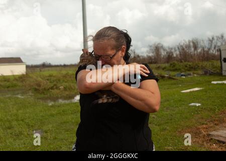 McKinney, Texas, États-Unis. 30 août 2021. 30 août 2020 : Sylvasia Callais et sa fille, Remanda Sparks, se brisent en larmes lorsqu'ils découvrent leur maison dans laquelle ils ont vécu pendant 40 ans a été complètement démolie après qu'il a été frappé par l'ouragan Ivy le 29 août 2021 à Cut off, Lafourche Parish, Louisiane. Ils ont également perdu 5 de leurs 8 chats. (Image de crédit : © Leslie Spurlock/ZUMA Press Wire) Banque D'Images