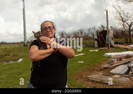 McKinney, Texas, États-Unis. 30 août 2021. 30 août 2020 : Sylvasia Callais et sa fille, Remanda Sparks, se brisent en larmes lorsqu'ils découvrent leur maison dans laquelle ils ont vécu pendant 40 ans a été complètement démolie après qu'il a été frappé par l'ouragan Ivy le 29 août 2021 à Cut off, Lafourche Parish, Louisiane. Ils ont également perdu 5 de leurs 8 chats. (Image de crédit : © Leslie Spurlock/ZUMA Press Wire) Banque D'Images