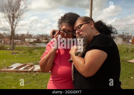 McKinney, Texas, États-Unis. 30 août 2021. 30 août 2020 : Sylvasia Callais et sa fille, Remanda Sparks, se brisent en larmes lorsqu'ils découvrent leur maison dans laquelle ils ont vécu pendant 40 ans a été complètement démolie après qu'il a été frappé par l'ouragan Ivy le 29 août 2021 à Cut off, Lafourche Parish, Louisiane. Ils ont également perdu 5 de leurs 8 chats. (Image de crédit : © Leslie Spurlock/ZUMA Press Wire) Banque D'Images