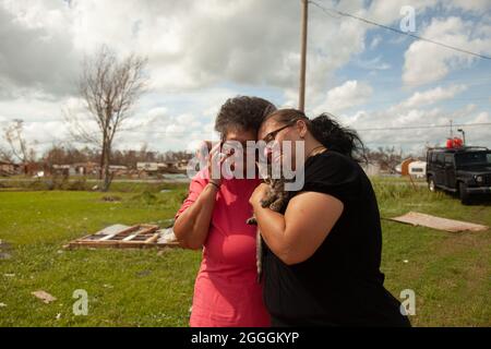 McKinney, Texas, États-Unis. 30 août 2021. 30 août 2020 : Sylvasia Callais et sa fille, Remanda Sparks, se brisent en larmes lorsqu'ils découvrent leur maison dans laquelle ils ont vécu pendant 40 ans a été complètement démolie après qu'il a été frappé par l'ouragan Ivy le 29 août 2021 à Cut off, Lafourche Parish, Louisiane. Ils ont également perdu 5 de leurs 8 chats. (Image de crédit : © Leslie Spurlock/ZUMA Press Wire) Banque D'Images