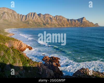 Vue sur les montagnes Kogelberg le long de Clarence Drive entre Gordon's Bay et Rooi-Els. Baie factice. WESTERN Cape. Afrique du Sud Banque D'Images