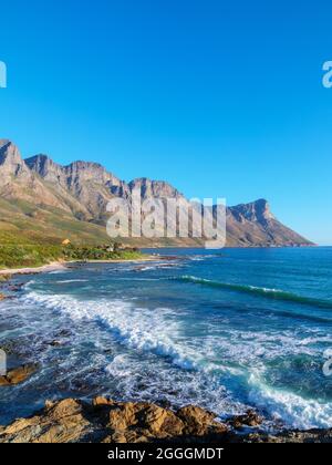 Vue sur les montagnes Kogelberg le long de Clarence Drive entre Gordon's Bay et Rooi-Els. Baie factice. WESTERN Cape. Afrique du Sud Banque D'Images