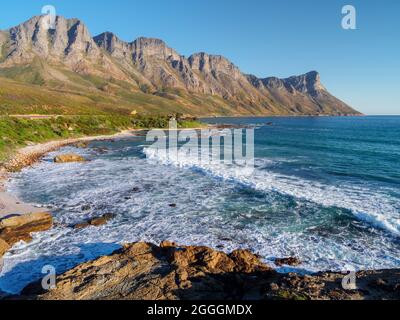 Vue sur les montagnes Kogelberg le long de Clarence Drive entre Gordon's Bay et Rooi-Els. Baie factice. WESTERN Cape. Afrique du Sud Banque D'Images