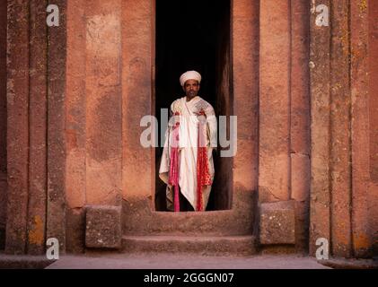 Prêtre orthodoxe copte à lalibela les anciennes églises monolithiques rock-hewn sont un site classé au patrimoine de l'UNESCO en ethiopie Banque D'Images