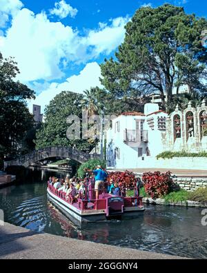 Tourisme en bateau le long de la rivière San Antonio, Riverwalk, San Antonio, Texas, Etats-Unis. Banque D'Images