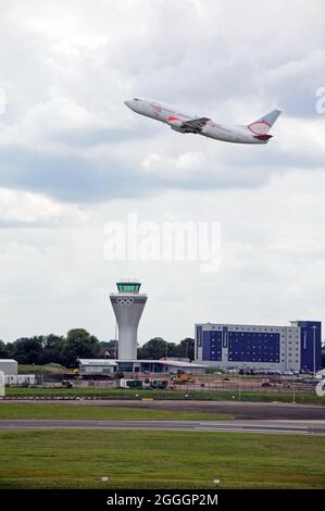 BMI Baby Boeing 737-300 (G-TOYG) avec la nouvelle tour de contrôle à l'arrière de l'aéroport de Birmingham, Birmingham, Royaume-Uni Banque D'Images