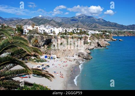 Fishermans Cove avec vue sur la côte, Nerja, Espagne. Banque D'Images