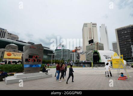 PyeongChang 2018 horloge de compte à rebours des Jeux Olympiques d'hiver près de l'hôtel de ville de Séoul, Corée du Sud. Banque D'Images