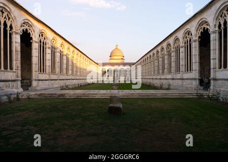 Pise, Italie-octobre 21, 2018:flânant dans le cimetière de Pise, dans la célèbre Piazza dei Miracoli pendant le coucher du soleil Banque D'Images