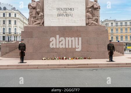 Riga, Lettonie. Août 2021. La relève de la garde au Monument de la liberté dans le centre-ville Banque D'Images