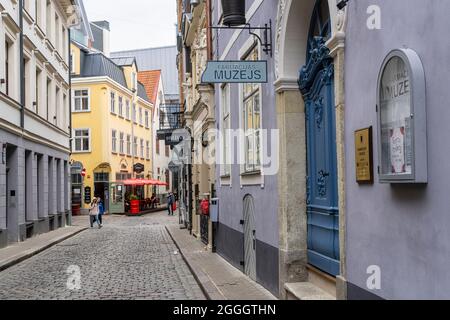 Riga, Lettonie. Août 2021. Vue extérieure de l'entrée du musée de la pharmacie dans le centre-ville Banque D'Images