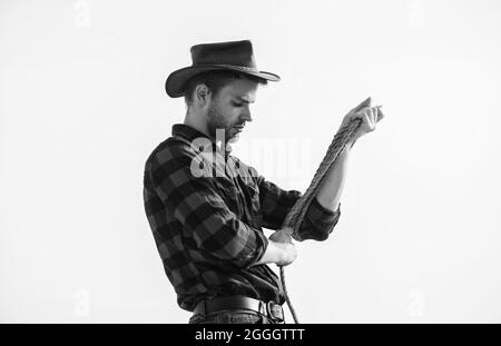 Employé de Ranch. Éco-exploitation. Concept d'agriculture. Beau homme en chapeau et tenue de style rustique. Garde le ranch. Un agriculteur réfléchit aux affaires. La vie à Banque D'Images