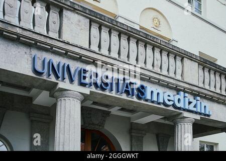 29 mars 2019 panneau bleu sur l'entrée du centre médical universitaire de l'université Johannes Gutenberg de Mayence. Banque D'Images