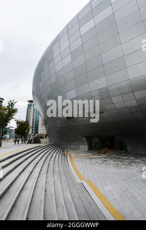 L'emblématique Dongdaemun Design Plaza à Séoul, en Corée. Banque D'Images