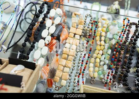 Colliers en pierres précieuses dans un magasin de bijoux Banque D'Images