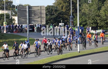 Rostock, Allemagne. 1er septembre 2021. Les cyclistes se portent au début du 25 Hansetour Sonnenschein. L'événement de quatre jours contribuera une fois de plus à recueillir des fonds au profit des enfants atteints de maladies chroniques. La visite anniversaire se rend à Torgelow, suivie de deux circuits dans le sud du Vorpommern, après quoi elle passe par le Feldberger Seenlandschaft et Malchin pour revenir à Rostock. Depuis le début de la campagne caritative, plus de deux millions d'euros ont déjà été amassés, selon les initiateurs. Credit: Bernd Wüstneck/dpa-Zentralbild/dpa/Alay Live News Banque D'Images