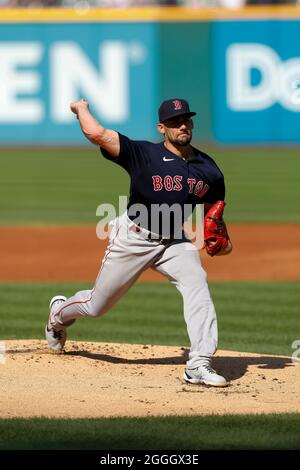 Lanceur Boston Red Sox Nathan Eovaldi #17 lance le ballon lors d'un match de la saison régulière de la MLB contre les Cleveland Indians, samedi 28 août 2021, Banque D'Images