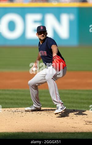 Lanceur Boston Red Sox Nathan Eovaldi #17 lance le ballon lors d'un match de la saison régulière de la MLB contre les Cleveland Indians, samedi 28 août 2021, Banque D'Images