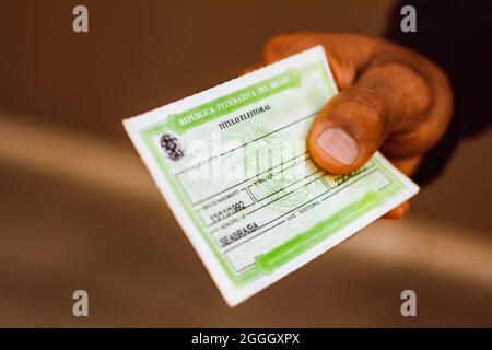 Brésil. 31 août 2021. Dans cette photo, un homme détient le permis d'électeur (TÌtulo Eleitoral). C'est un document qui prouve que la personne est en mesure de voter aux élections au Brésil. (Photo de Rafael Henrique/SOPA Images/Sipa USA) crédit: SIPA USA/Alay Live News Banque D'Images