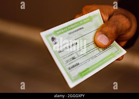 Brésil. 31 août 2021. Dans cette photo, un homme détient le permis d'électeur (Título Eleitoral). C'est un document qui prouve que la personne est en mesure de voter aux élections au Brésil. (Photo de Rafael Henrique/SOPA Images/Sipa USA) crédit: SIPA USA/Alay Live News Banque D'Images