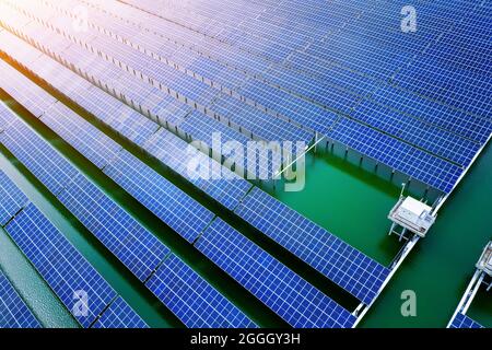 Photographie aérienne de panneaux photovoltaïques solaires industriels à énergie nouvelle au coucher du soleil Banque D'Images
