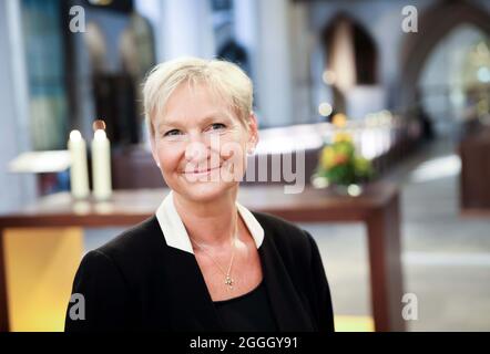 Hambourg, Allemagne. 30 août 2021. Kirsten Fehrs, évêque du quartier de Hambourg et de Lübeck de l'église du Nord, lors d'une séance photo dans l'église principale de Saint-Pierre. Credit: Christian Charisius/dpa/Alay Live News Banque D'Images