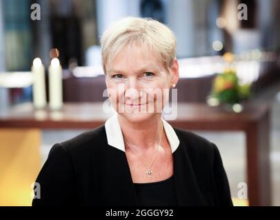 Hambourg, Allemagne. 30 août 2021. Kirsten Fehrs, évêque du quartier de Hambourg et de Lübeck de l'église du Nord, lors d'une séance photo dans l'église principale de Saint-Pierre. Credit: Christian Charisius/dpa/Alay Live News Banque D'Images