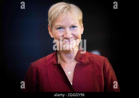 Hambourg, Allemagne. 30 août 2021. Kirsten Fehrs, évêque du quartier de Hambourg et de Lübeck de l'église du Nord, lors d'une séance photo dans l'église principale de Saint-Pierre. Credit: Christian Charisius/dpa/Alay Live News Banque D'Images