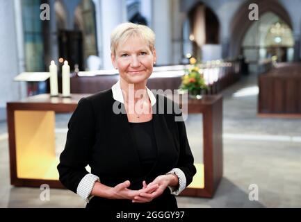 Hambourg, Allemagne. 30 août 2021. Kirsten Fehrs, évêque du quartier de Hambourg et de Lübeck de l'église du Nord, lors d'une séance photo dans l'église principale de Saint-Pierre. Credit: Christian Charisius/dpa/Alay Live News Banque D'Images