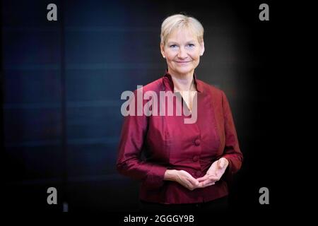 Hambourg, Allemagne. 30 août 2021. Kirsten Fehrs, évêque du quartier de Hambourg et de Lübeck de l'église du Nord, lors d'une séance photo dans l'église principale de Saint-Pierre. Credit: Christian Charisius/dpa/Alay Live News Banque D'Images