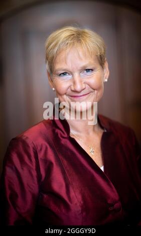 Hambourg, Allemagne. 30 août 2021. Kirsten Fehrs, évêque du quartier de Hambourg et de Lübeck de l'église du Nord, lors d'une séance photo dans l'église principale de Saint-Pierre. Credit: Christian Charisius/dpa/Alay Live News Banque D'Images