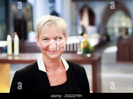 Hambourg, Allemagne. 30 août 2021. Kirsten Fehrs, évêque du quartier de Hambourg et de Lübeck de l'église du Nord, lors d'une séance photo dans l'église principale de Saint-Pierre. Credit: Christian Charisius/dpa/Alay Live News Banque D'Images