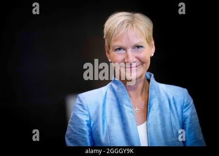 Hambourg, Allemagne. 30 août 2021. Kirsten Fehrs, évêque du quartier de Hambourg et de Lübeck de l'église du Nord, lors d'une séance photo dans l'église principale de Saint-Pierre. Credit: Christian Charisius/dpa/Alay Live News Banque D'Images