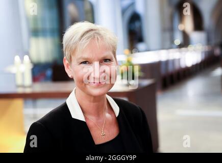 Hambourg, Allemagne. 30 août 2021. Kirsten Fehrs, évêque du quartier de Hambourg et de Lübeck de l'église du Nord, lors d'une séance photo dans l'église principale de Saint-Pierre. Credit: Christian Charisius/dpa/Alay Live News Banque D'Images