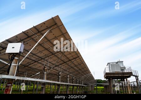 Gros plan de la surface des panneaux solaires photovoltaïques bleus montés sur le toit du bâtiment pour produire de l'électricité écologique propre. Production de renouvelable Banque D'Images