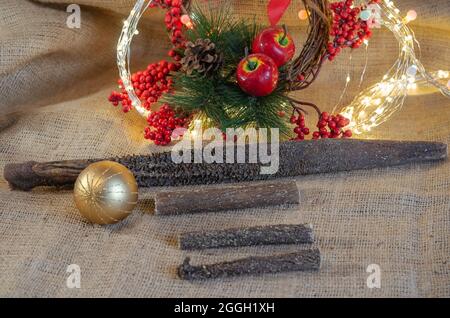 Composition festive avec gâteries pour chiens sur le sac. Estomac de bœuf séché. Tripe de bœuf de différentes tailles. Gâteries pour animaux de compagnie à croquer. Couronne de Noël à l'arrière Banque D'Images