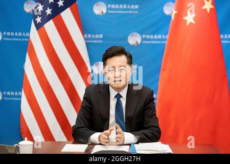 Washington, DC, États-Unis. 31 août 2021. L'ambassadeur de Chine aux États-Unis, Qin Gang, prononce un discours d'ouverture lors de l'événement de bienvenue du Conseil d'administration du Comité national sur les relations entre les États-Unis et la Chine, à Washington, DC, le 31 août 2021. Credit: Liu Jie/Xinhua/Alay Live News Banque D'Images