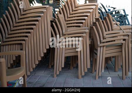 Entrepôt de chaises en plastique. Mont des chaises Banque D'Images