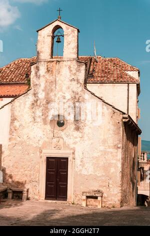 Petite église dans la vieille ville de Korcula, Croatie. Banque D'Images