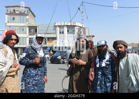 Kandahar, sud de l'Afghanistan. 31 août 2021. Les combattants talibans et leurs partisans ont célébré dans tout l'Afghanistan avec le départ final de toutes les troupes américaines. Se vante de la fin de 20 ans de présence militaire étrangère. Banque D'Images