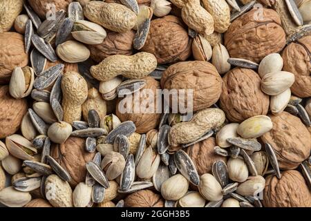 Tas de noix mélangées comme toile de fond : noix, arachide, pistache et graine de tournesol. Vue de dessus Banque D'Images