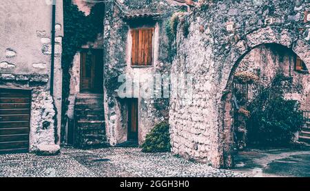 Pittoresque vieille rue de la ville de Malcesine, Italie Banque D'Images