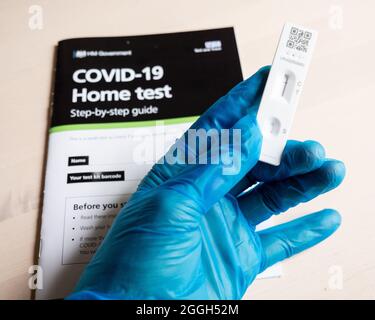 Test de débit latéral négatif COVID-19. Le guide et les résultats des tests d'un kit de test négatif du virus Corona fourni par le gouvernement britannique via le NHS. Banque D'Images