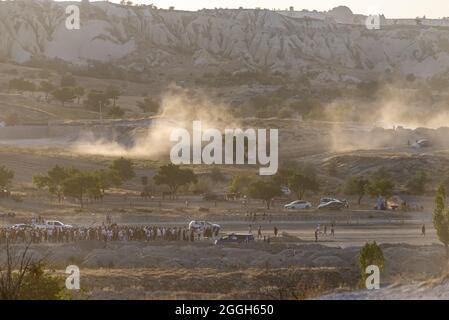 Touristes en safari en Cappadoce avec des véhicules tout-terrain avec vue sur de belles cheminées de fées Banque D'Images