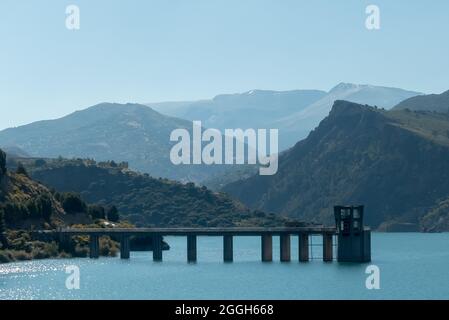 Grenade en Espagne : les eaux turquoises de l'Embalse de Canales. Banque D'Images