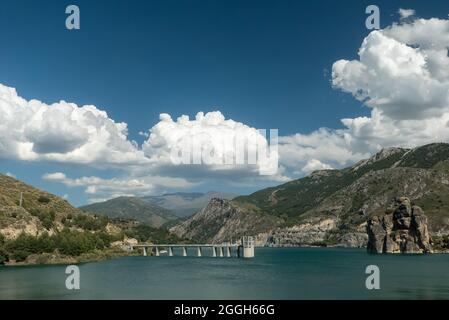 Grenade en Espagne : les eaux turquoises de l'Embalse de Canales. Banque D'Images