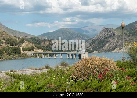 Grenade en Espagne : les eaux turquoises de l'Embalse de Canales. Banque D'Images