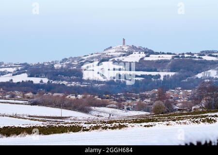 Castle Hill vu de Honley Village dans la neige Banque D'Images