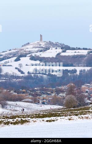 Castle Hill vu de Honley Village dans la neige Banque D'Images