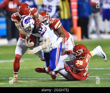 Kansas City, États-Unis. 24 janvier 2021. Les défenseurs des chefs de Kansas City Daniel Sorensen, Alex Okafor et l'Jarius SNeed Sack Buffalo Bills quarterback Josh Allen au premier trimestre, le dimanche 24 janvier 2021, lors du championnat de l'AFC au stade Arrowhead à Kansas City, Missouri. (Photo de Jill Toyoshiba/The Kansas City Star/TNS/Sipa USA) crédit: SIPA USA/Alay Live News Banque D'Images